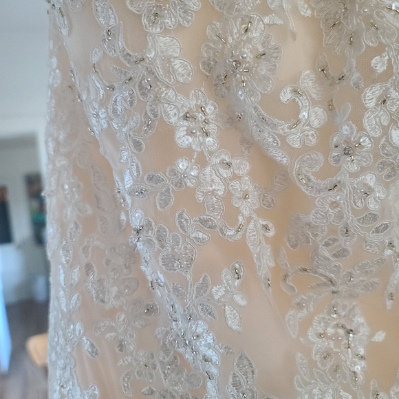 Gorgeous strapless brand-new wedding dress - Picture 3 of 7